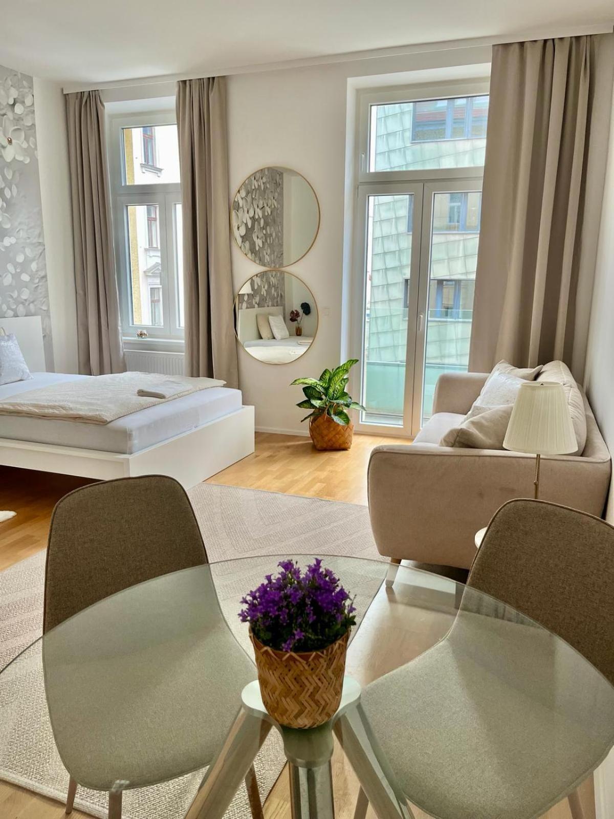 Zentrales Mit Balkon * Wien